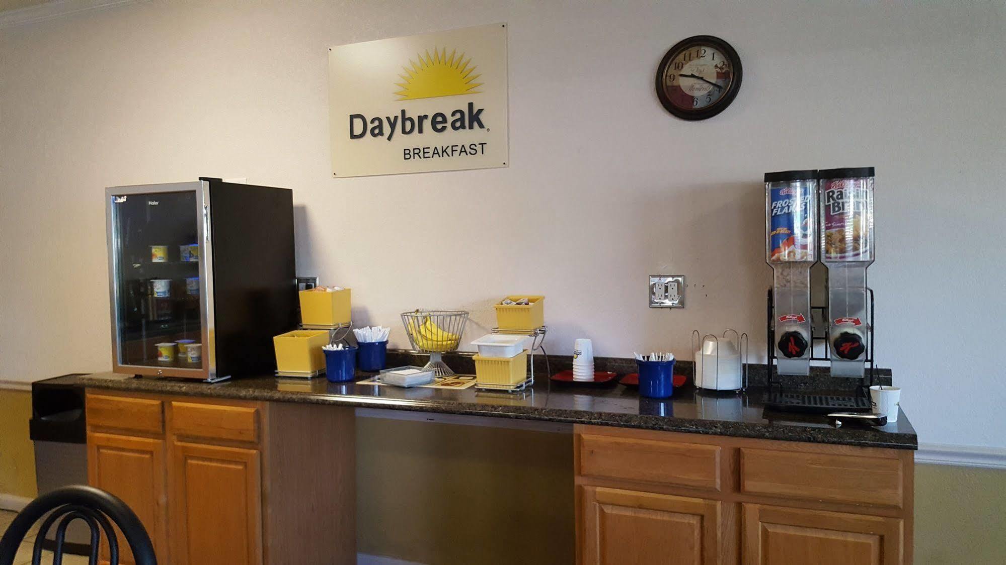 Days Inn By Wyndham Tallahassee-Government Center Экстерьер фото