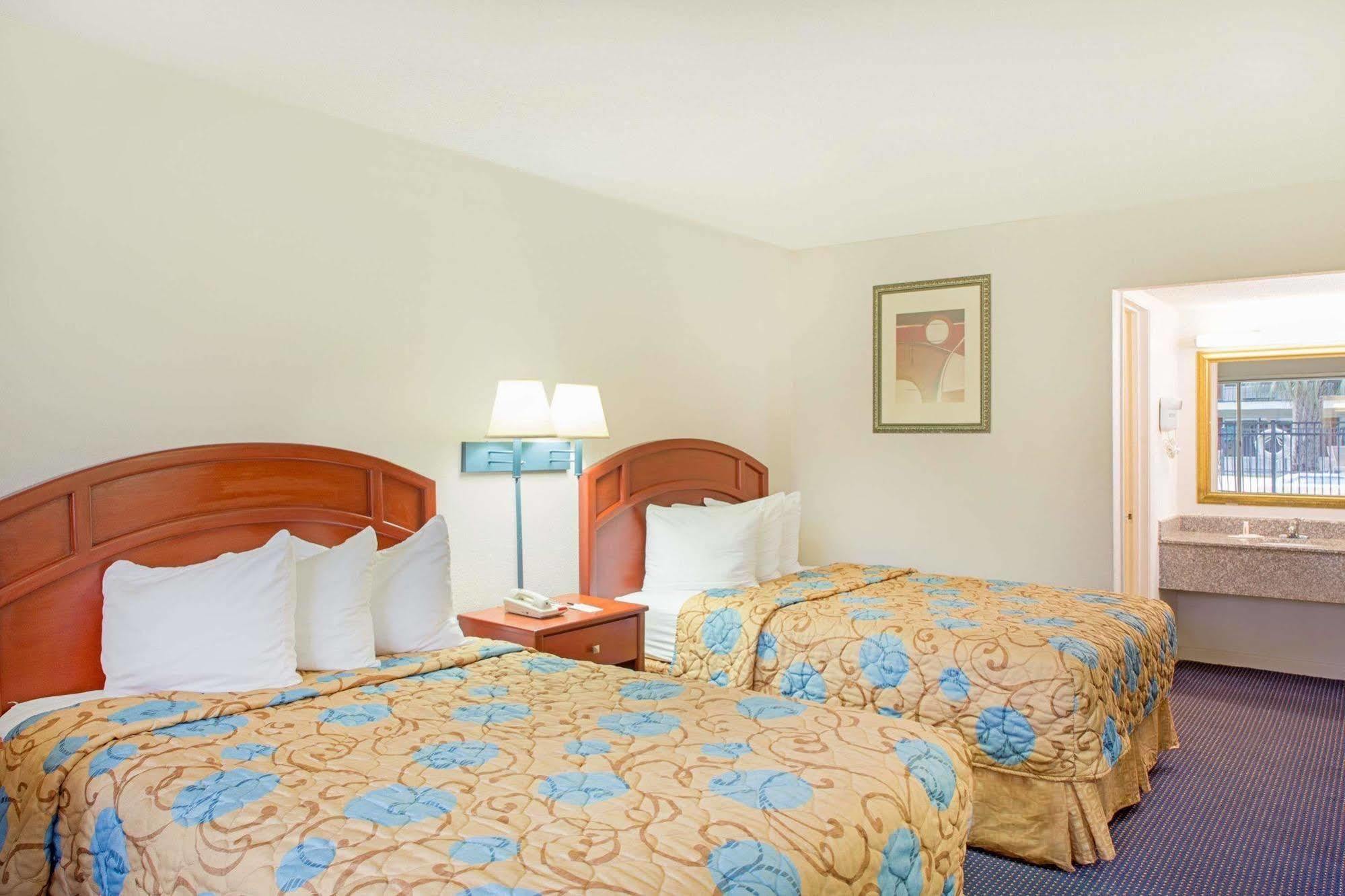 Days Inn By Wyndham Tallahassee-Government Center Экстерьер фото